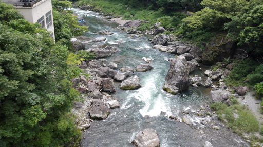 三つ岩の先に釣り人