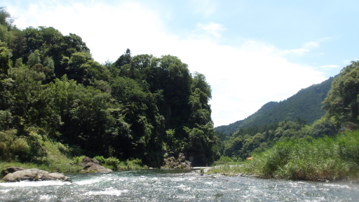 前方に喜久松苑の川原