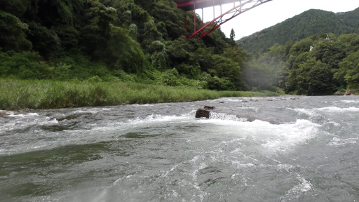 神代橋下流のコンクリート塊