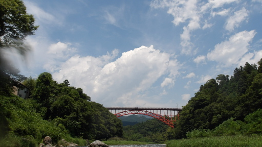 奥多摩橋と雲