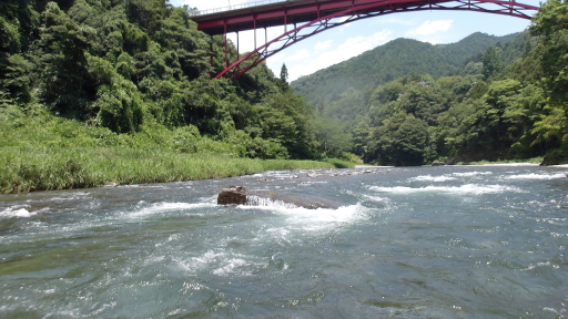 神代橋下流のコンクリート塊