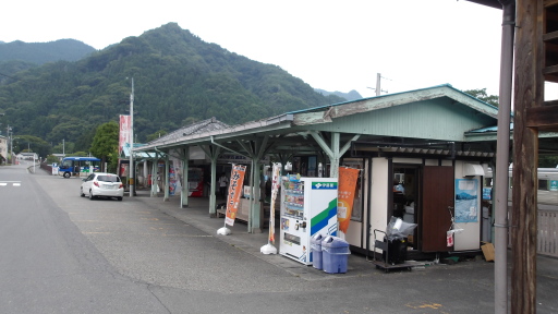 三峰口駅前