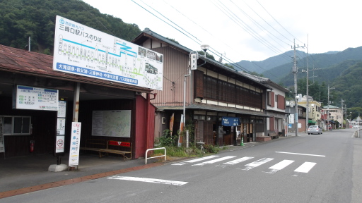 三峰口駅前